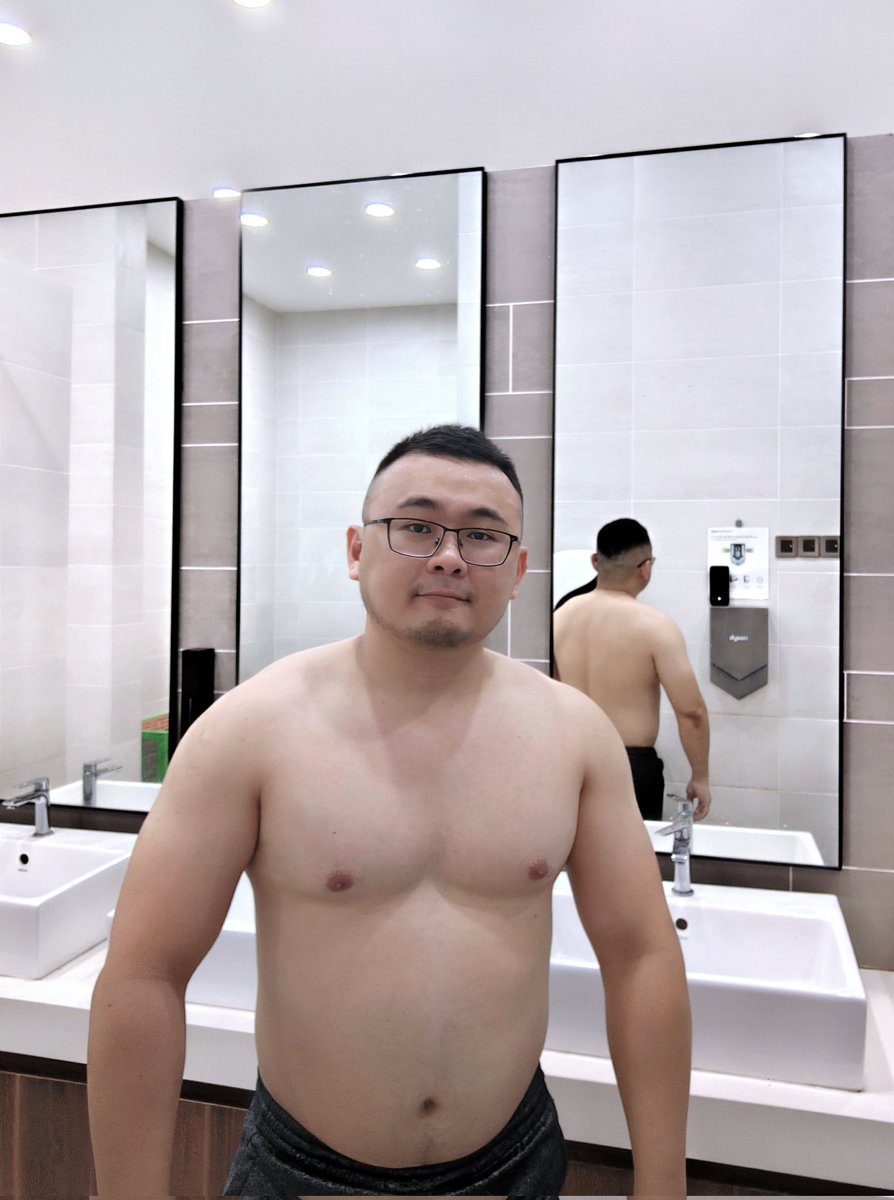 AstrayBeast's tweet photo. Gym after work is a must ���� https://t.co/d3NtslTKyy