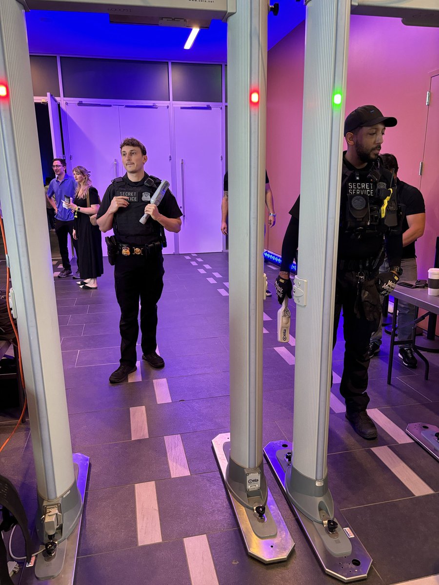 itslinklauren's tweet photo. So RFK just got Secret Service, but I warned you guys weeks ago… they might not be sending the A-team. 

I’m very skeptical of the Secret Service these days. This guy looks 14. https://t.co/GaDlvZYgm9