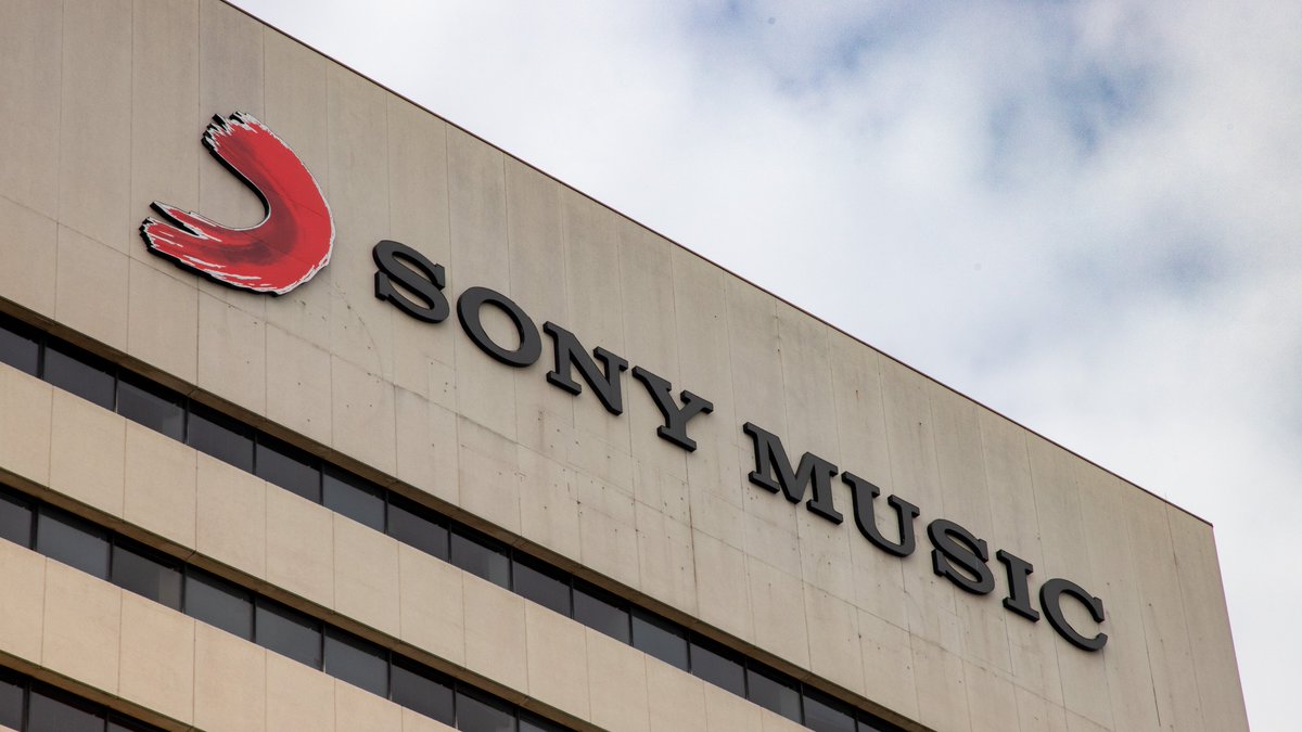 informando2025a's tweet image. 💰🎶 #Apollo ( $APO) invierte $700 millones en #SonyMusicGroup, ofreciendo a sus clientes acceso a activos alternativos de "alta calidad". Los términos del acuerdo con #Sony no fueron revelados. 📊📀 #Inversiones #CapitalPrivado