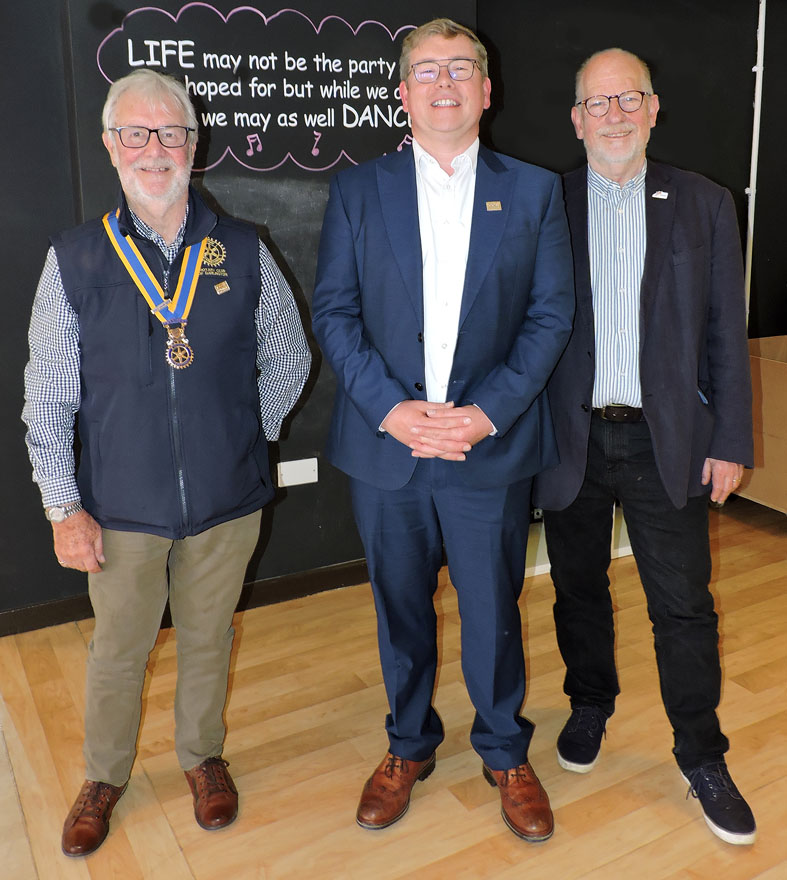 Former #Darlington MP Peter Gibson <a href="/Gibbo4Darlo/">Peter Gibson</a> (centre) was guest speaker <a href="/DarlRotary/">DarlingtonRotary</a>, talking about the changes and developments in the town and his work at Westminster during his tenure as MP.  Here with President Jeff Mann (left) and host Steve Rose @sjrose13 #peopleofaction
