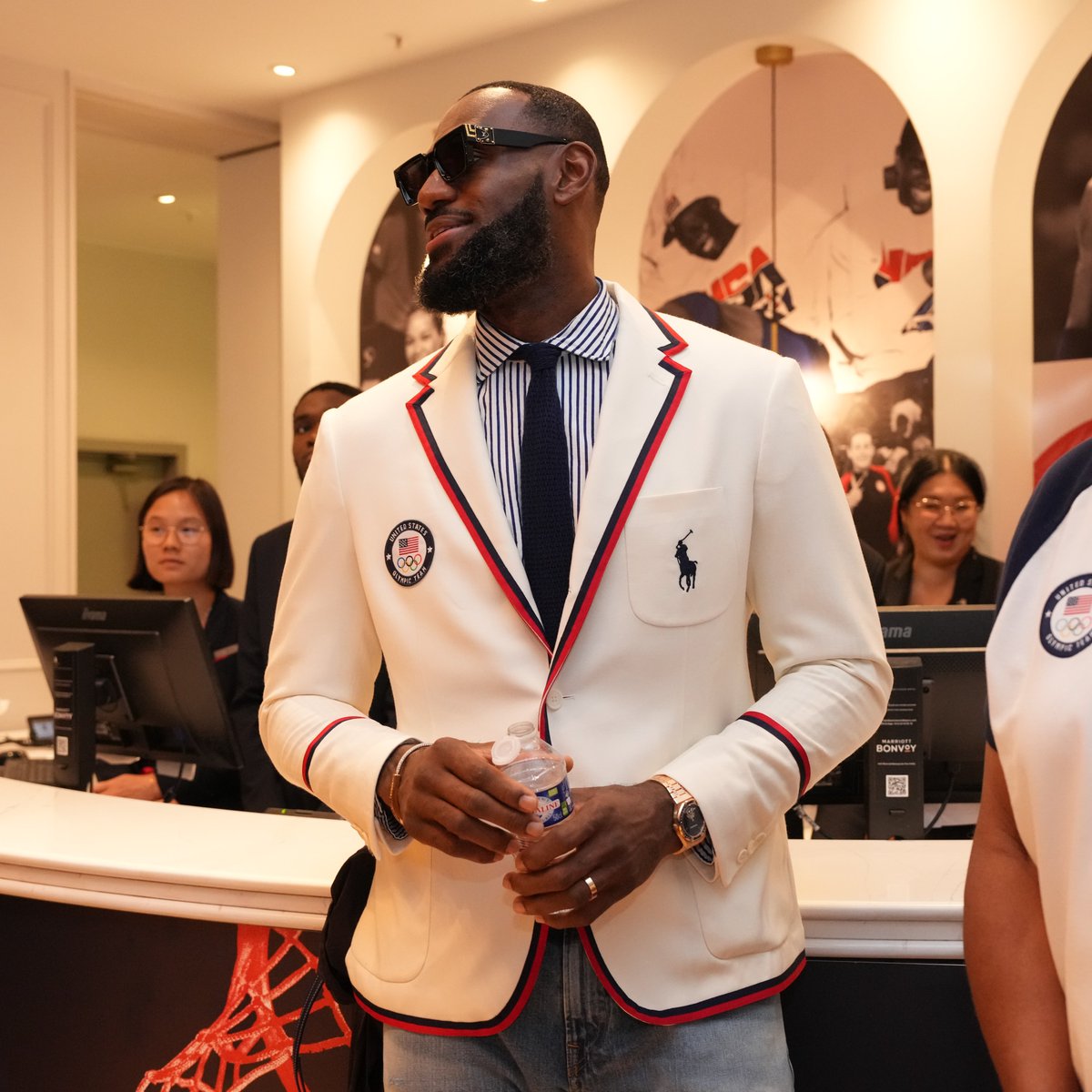 -¿Por qué tan elegante, LeBron?

-Voy a ser abanderado de Estados Unidos 🇺🇸 en la ceremonia de apertura de los #JuegosOlímpicos, muchacho.