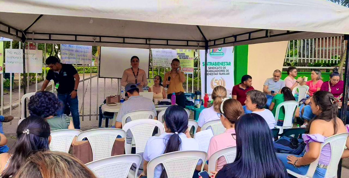 MintrabajoCol's tweet photo. 📍La Dirección Territorial Tolima socializó la Ley Pensional que entrará en vigencia en julio de 2025 con el sindicato Sintrabienestar y la @acodefam, para dar a conocer el Sistema de Protección Social Integral para la Vejez, Invalidez y Muerte de Origen Común. https://t.co/muPuQUnKcm