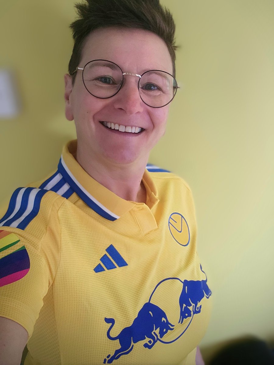 What a thing of beauty. The shirt's not bad either <a href="/LUFC/">Leeds United</a>!
The <a href="/MarchingoutLUFC/">Marching Out Together</a> rainbow smiley patch completes it. A shirt and a team to be proud of 💛🤍💙
#mot