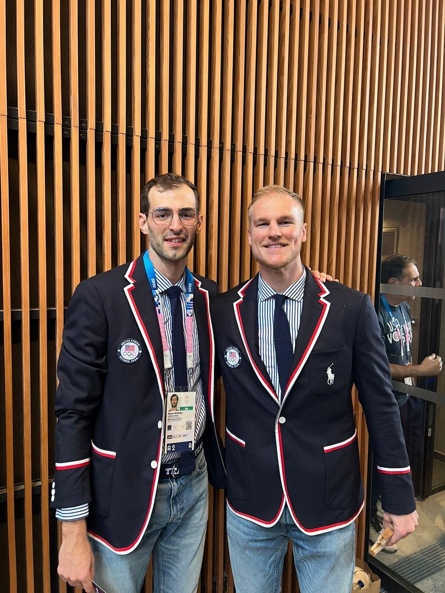 AluronCMC_en's tweet photo. Bonsoir, elegance France and our two 🇺🇸 Olympians 🤩
Greetings from #Paris2024 @FatRonRussell @kyleensing
#volleyball #olympics #aluroncmc https://t.co/d5nAEFK4Pb
