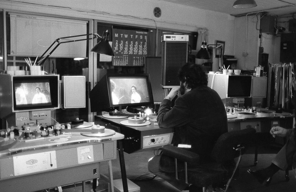 DannyDrinksWine's tweet photo. Stanley Kubrick, when he edited "Barry Lyndon" (1975) in his house garage, England.  

(📸- Vivian Kubrick) https://t.co/f65TCnv7QX
