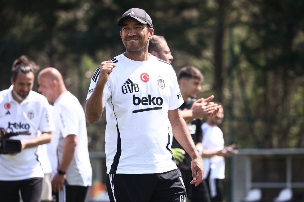 Beşiktaş taraftarlarının başlattığı, #GioHocayaTransfer etiketi Türkiye X gündeminde ilk sırada yer aldı.