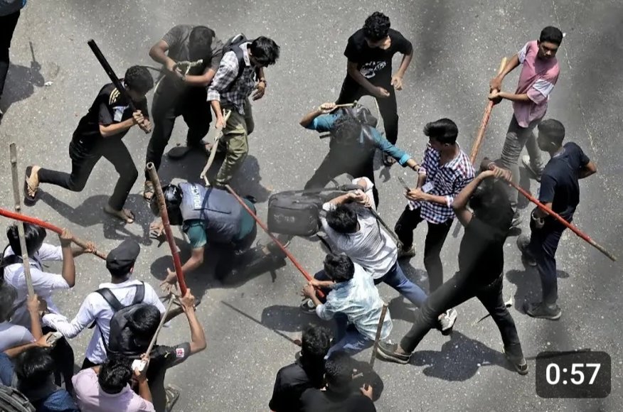 বাংলার গর্ব পুলিশকে পিটিয়ে মারছে দুর্বৃত্ত জঙ্গিরা।