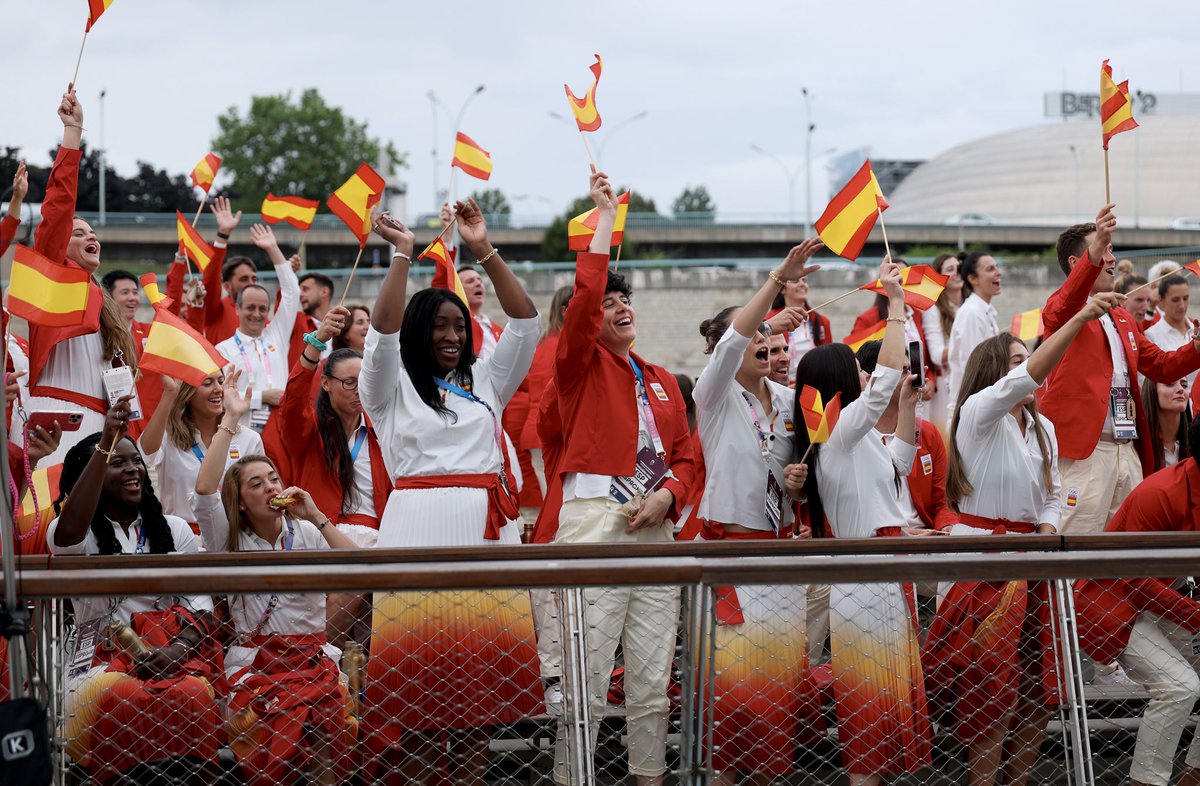 juegosolimpicos's tweet photo. ¡Que viiiiva Españaaaa! 🇪🇸🎊🎉

El equipo ya está preparado para celebrar en la #CeremoniaDeApertura 

¡Ha llegado el día! 😃

#Paris2024 I @COE_es https://t.co/dW5otS8C0u