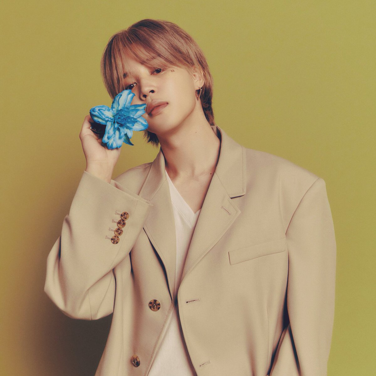 chartdata's tweet photo. "Who" (#4) is now #JIMIN's highest charting single as a solo artist on the UK singles chart, surpassing "Like Crazy" (#8). https://t.co/jDNxHbD59G