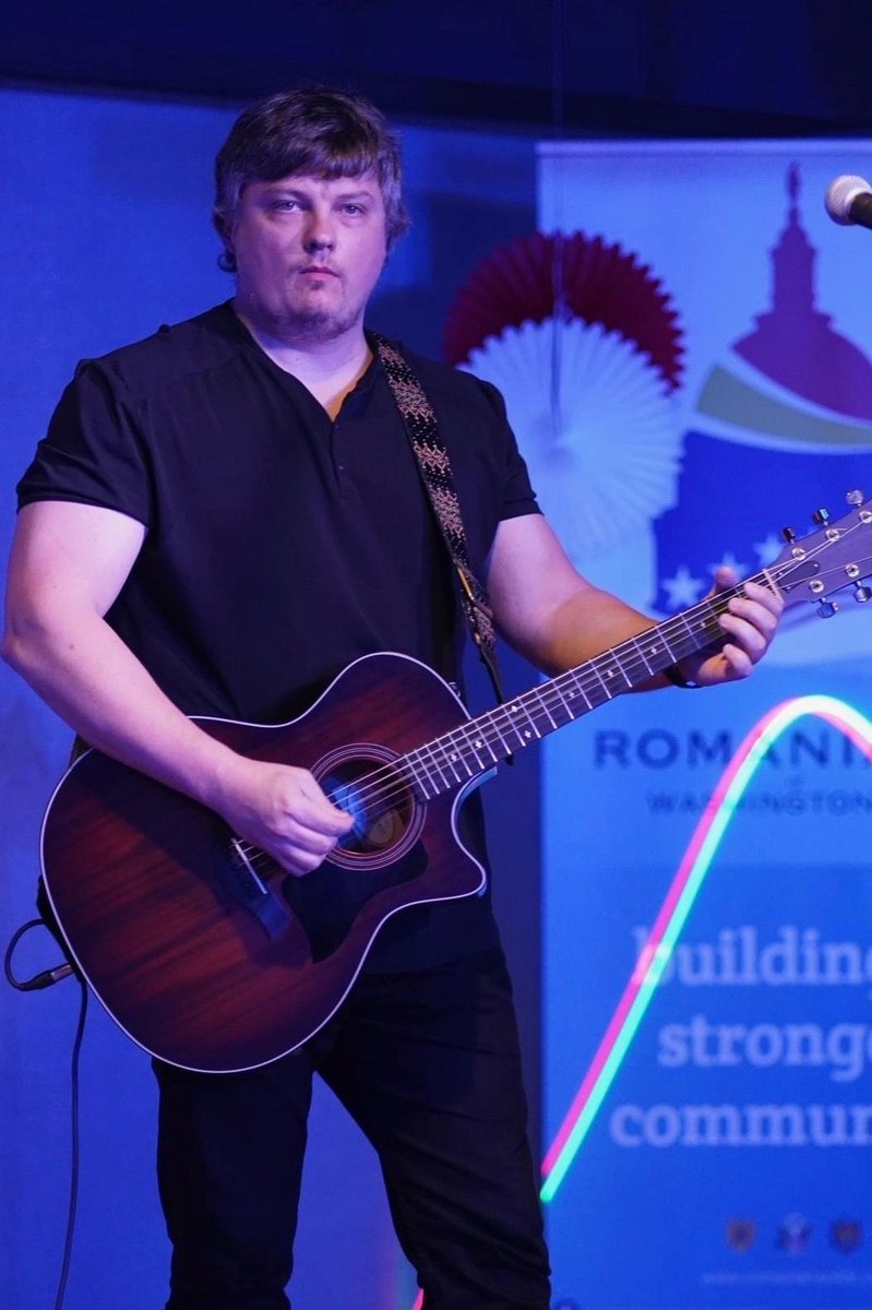 Wingos's tweet photo. 🎵 Live music at Wingos Gloverpark! 🎵Starts at 8 PM. Andre, a local Gloverpark musician, will perform. 🎤🎸Come and be surprised at what's right in our backyard! 🌟#LiveMusic #Gloverpark #Wingos #SupportLocalArtists #DCNights #MusicLovers #LocalTalent #FunInDC https://t.co/hhZUcu9VOc