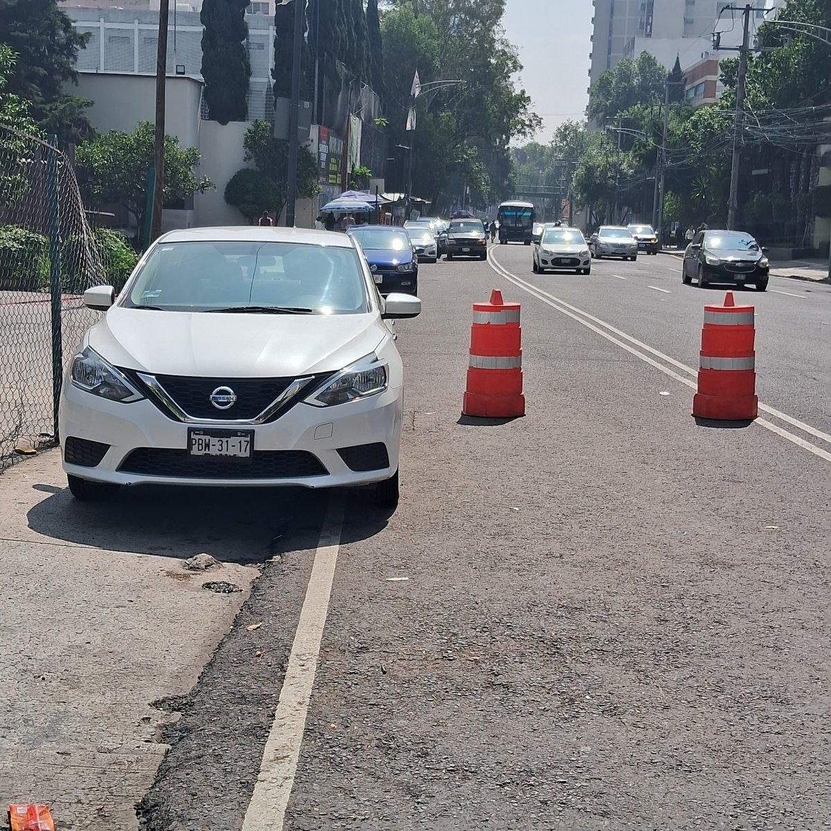 Carros sobre la banqueta y mal estacionados, por franeleros  estorban la circulación de las ambulancias y transito  ni sus luces <a href="/LaSEMOVI/">Secretaría de Movilidad CDMX</a> <a href="/SSC_CDMX/">SSC CDMX</a> a ver si pueden apoyar quitándolos.
Eje 10 Sur 263-289, Tizapán San Ángel, Progreso Tizapán, Álvaro Obregón, 01090 Ciudad de México