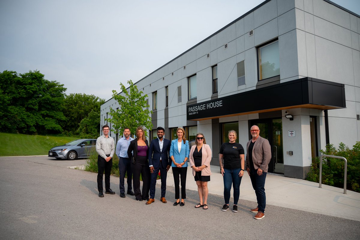 TheThanigasalam's tweet image. It was great to visit Passage House in #YorkRegion with Minister @C_Mulroney. This 18-unit, two-story transitional housing facility supports individuals experiencing homelessness.  

This #ReadyMadeHome was built using a modular construction method.

Our government is using every