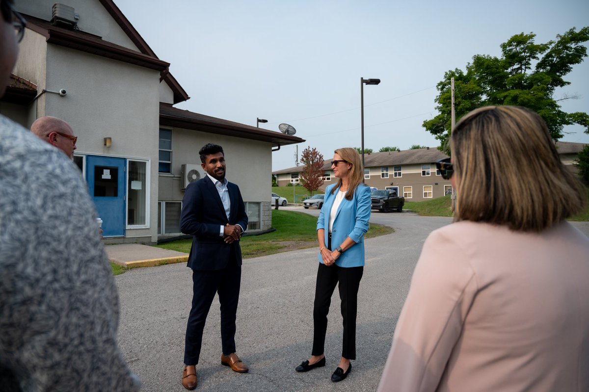 TheThanigasalam's tweet image. It was great to visit Passage House in #YorkRegion with Minister @C_Mulroney. This 18-unit, two-story transitional housing facility supports individuals experiencing homelessness.  

This #ReadyMadeHome was built using a modular construction method.

Our government is using every