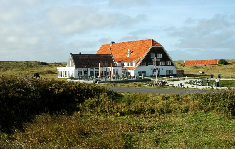 Vlieland - Posthuis - Toen en Nu - 1930 - 1945 en rond 2010. De vraag of het er daar in 2024 op vooruit is gegaan sinds Toen kan ik beantwoorden met: neen.