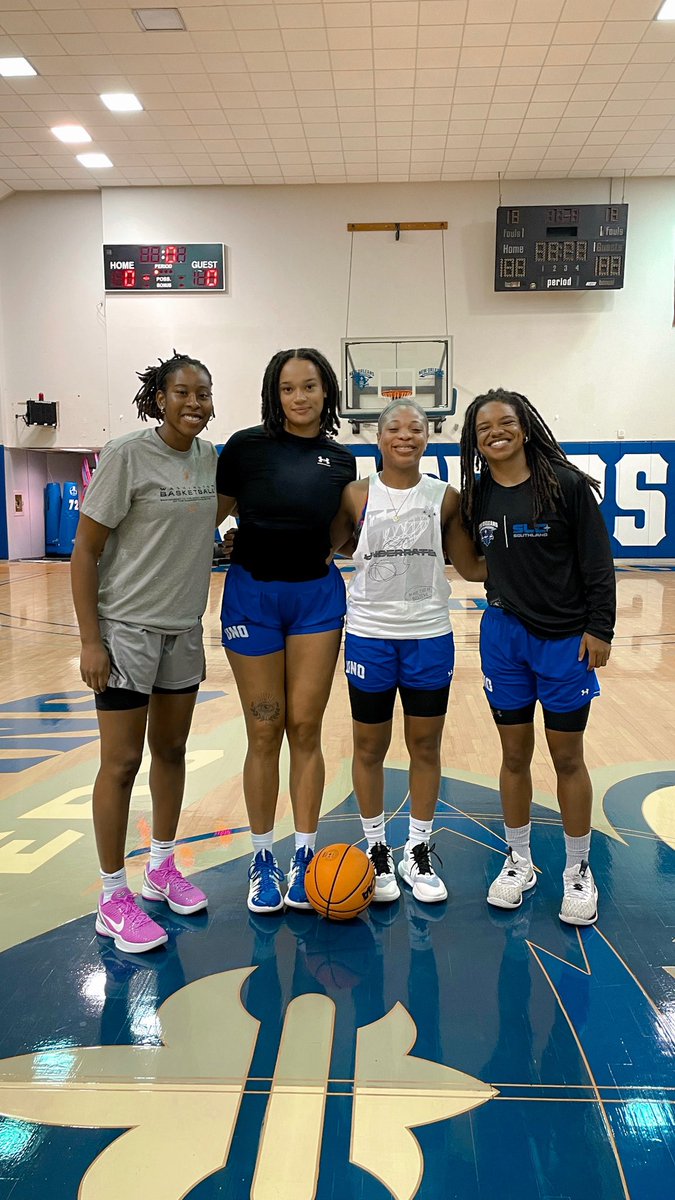PrivateersWBB's tweet photo. WNBA @WashMystics guard, @iamArielAtkins stopped by the Lakefront today. Thank you for sharing your professional work ethic with the team and taking time to drop some jewels!

#NOLAsTeam ⚔️ | #BeTheChange https://t.co/cKrvFgIjnG