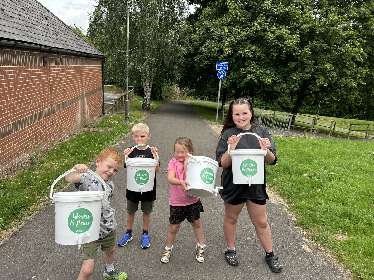 CEBailey1's tweet image. Fun and interesting time yesterday at @Erewash_Museum making worm farms with #theurbanwormuk 🪱