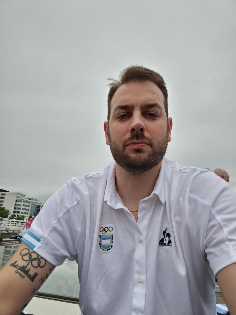🩵🤍🩵 Qué facha, amigo 

🇦🇷 <a href="/LucianoDeCecco/">Luciano De Cecco</a>, abanderado masculino, sobre la embarcación de la delegación argentina en el Sena parisino 

🫶🏻 El vóley argentino, enaltecido después de sus dos bronces (1988 y 2020+1🥉🥉

Orgullo argentino en la #CeremoniaDeApertura de #Paris2024