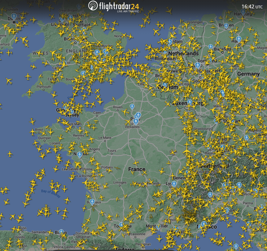 dboldini's tweet image. Increíble! El espacio aéreo de #Paris y una gran zona circundante completamente vacío por la inauguración del los #JJOOParis2024.  Los únicos 2 aviones en la zona son de la Fuerza Aerea Francesa.  @aviacionline @flightradar24 @TyCSports