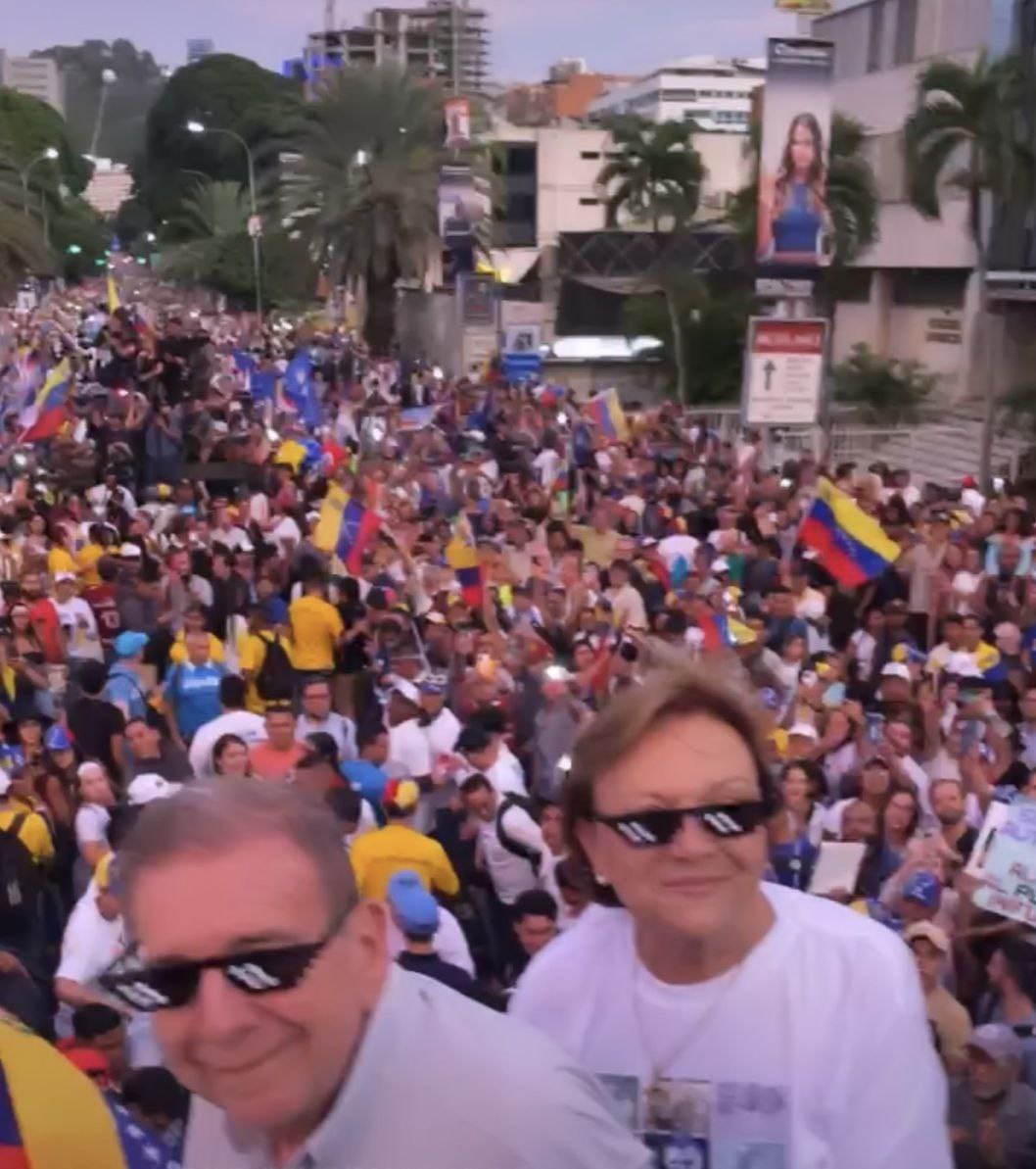 kb_ql22's tweet photo. Siempre divididos 
La oposición va de mal en peor 

@EdmundoGU no recordó si las elecciones eran el 28 o el 29. Entonces llamó a votar el lunes. El hermano perdido de Biden 

@hcapriles no quiere que la Sayona Salga con Edmundo  

La @delsasolorzano con cara de derrotada No aguanto maaaaasss
@VenteVenezuela