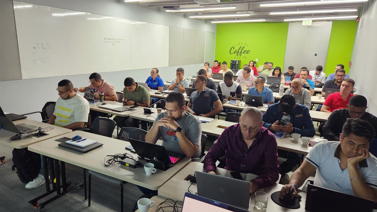 Segundo día del taller de operadores en Cali, Colombia. Ayer vimos #DNS, #DNSSEC. Hoy vemos #interconexión, #IXP, #BGP, #RPKI, #IRR <a href="/lacnic/">lacnic</a> @lacnog @icann_es <a href="/nogcolombia/">Nog Colombia</a> @napcolombia