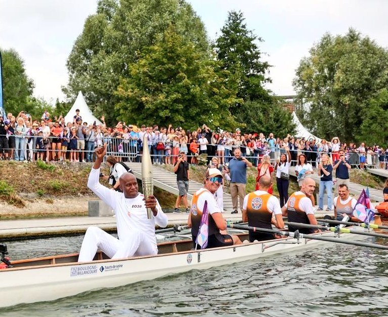 Olivier GIRAULT, directeur de l' <a href="/unss/">UNSS_National</a> 🇫🇷champion olympique, a eu l'honneur de porter la flamme olympique officielle #Paris2024
 Cela signifie beaucoup pour le #SportScolaire en France, pour nos jeunes licenciés #UNSS pour l'ensemble des personnels de l'UNSS et enseignants d'
EPS