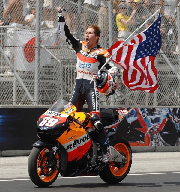 MotoChronicles's tweet photo. 🏁 Nicky Hayden's Epic 2006 MotoGP Win! 🏍️ The "Kentucky Kid" stunned the world by clinching the 2006 MotoGP World Championship in a nail-biting finale at Valencia. Against all odds, Hayden defeated reigning champion Valentino Rossi, ending Rossi's five-year streak! 🇺🇸🏆 #MotoGP https://t.co/TiwmYJY1Us