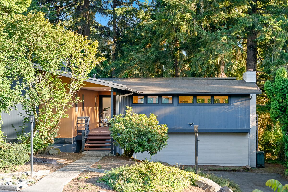 RhondaMMorton's tweet photo. https://t.co/vf5CJCHCB6
Just Listed: Spend Summers on the Lake in the Updated Mid-Century Modern Home.  Deeded access to Lake Forest Park Civic Club on Lake Washington. Tons of great pluses. https://t.co/I2yX0Lo7vd