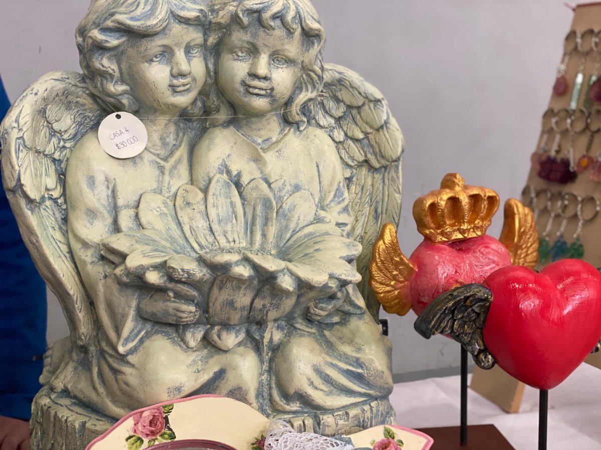 SenameMaule's tweet photo. ✅La venta de los productos les llega directamente a los jóvenes para comprarse sus cosas o mandarle a sus familias. 

🎨Algunos de los asistentes a la Feria fueron funcionarios de servicios de Justicia, del centro y dirección regional, de organismos colaboradores, entre otros. https://t.co/MpKurdCQco