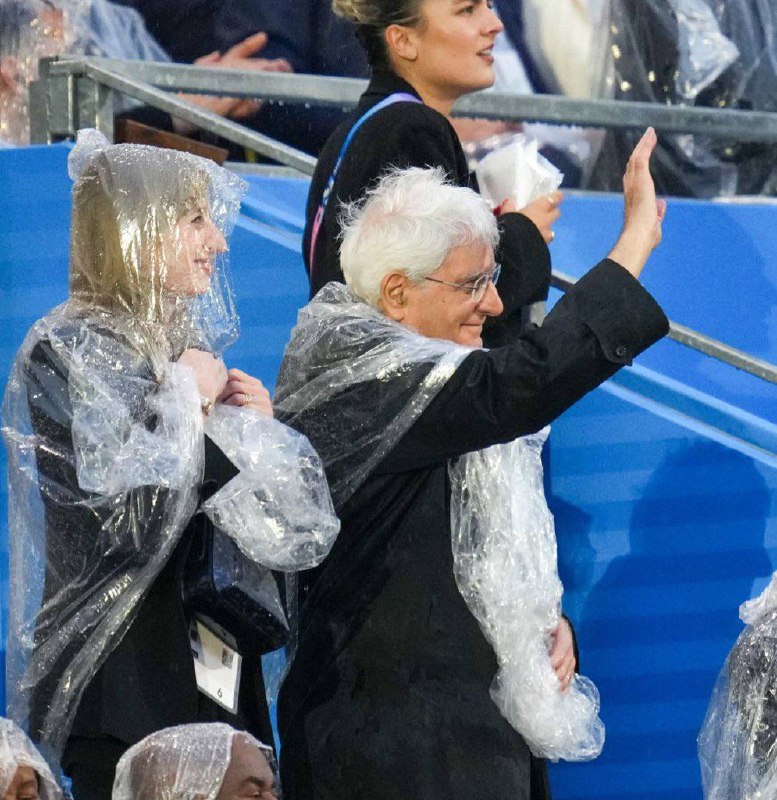 ultimora_pol's tweet photo. Il presidente Sergio #Mattarella e la figlia Laura assistono alla cerimonia inaugurale dei Giochi Olimpici di Parigi 2024. 

@ultimora_pol https://t.co/jTccypuOKP