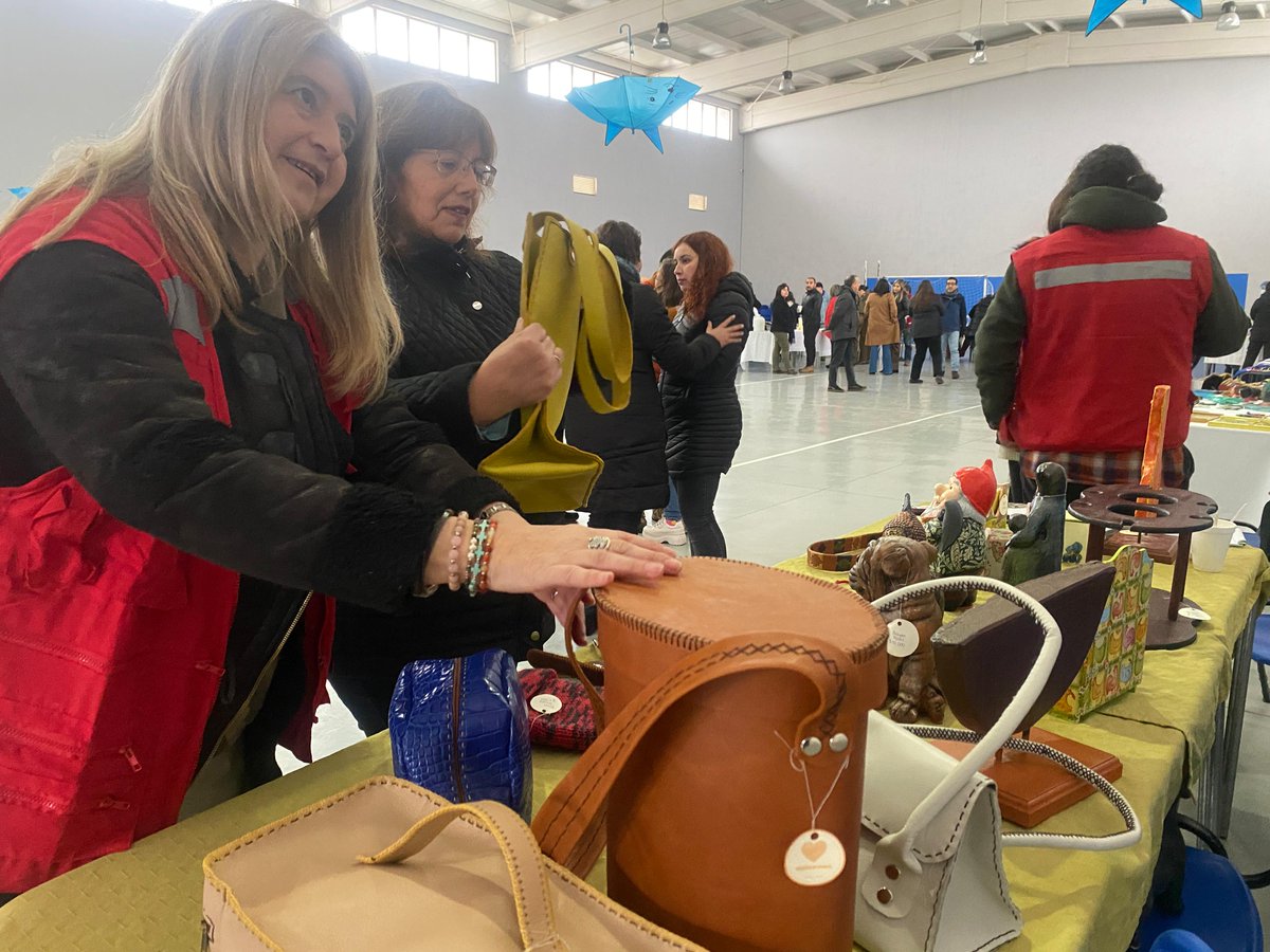 SenameMaule's tweet photo. ✅La venta de los productos les llega directamente a los jóvenes para comprarse sus cosas o mandarle a sus familias. 

🎨Algunos de los asistentes a la Feria fueron funcionarios de servicios de Justicia, del centro y dirección regional, de organismos colaboradores, entre otros. https://t.co/MpKurdCQco