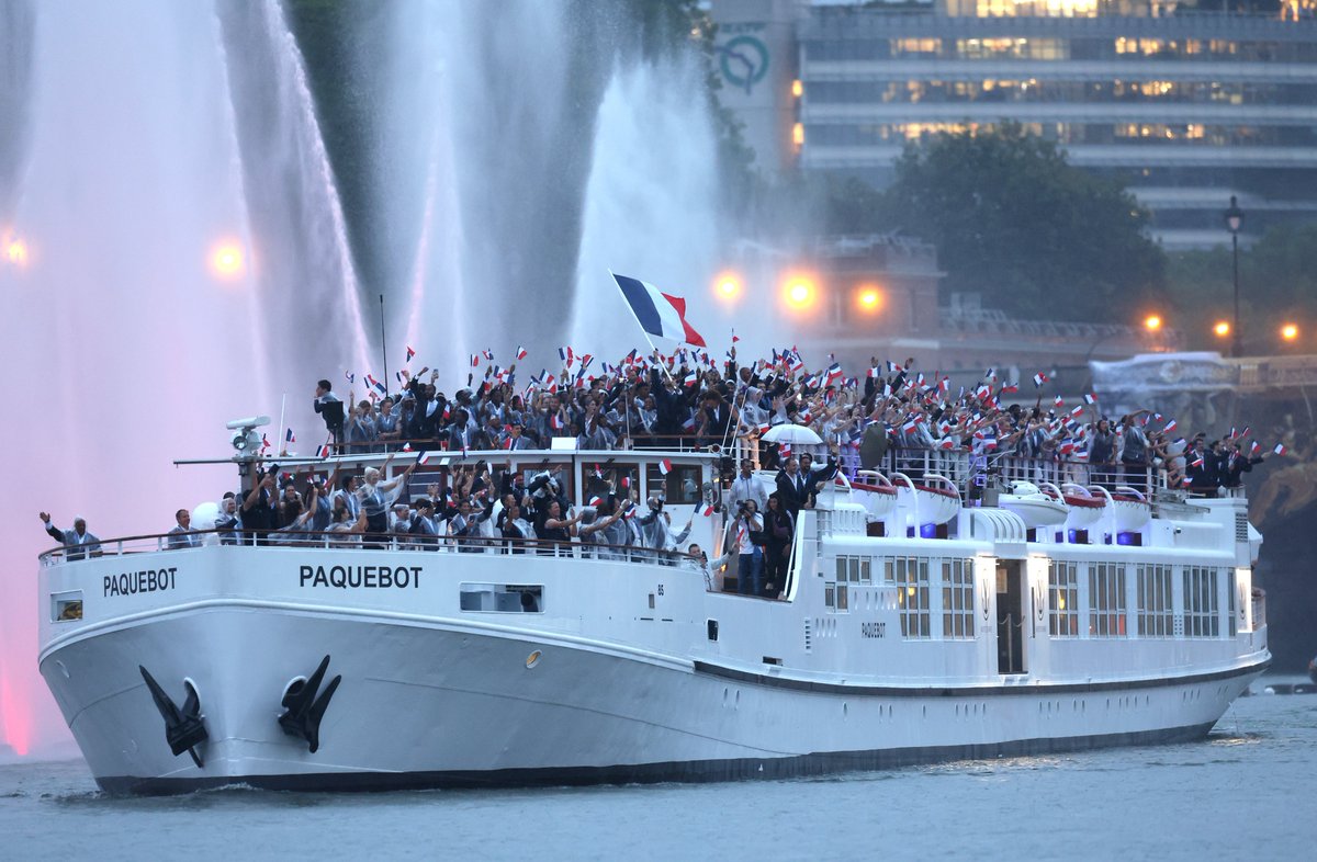 Tous en bleu, blanc, rouge ! 🇫🇷

La délégation <a href="/FranceOlympique/">FranceOlympique</a> arrive à la cérémonie d'ouverture de #Paris2024 💫

#JeuxOlympiques | #CeremoniedOuverture