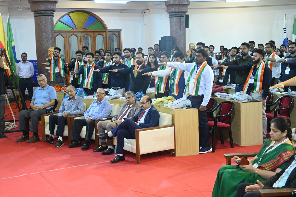 BCSConclave's tweet photo. It was a pivotal moment at the 14th UPSC Qualifiers felicitation ceremony as the UPSC CSE 2023 AIR 2, Shri. Animesh Pradhan ji administered the Oath of Duty.
@mitwpuofficial | @mit_sog | @rahulvkarad
#upscfelicitation #mitsog #upsc #mitwpu https://t.co/ZkIuCz4h79