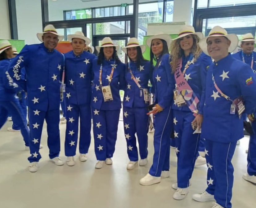 mindeporte_ve's tweet photo. Venezuela ya está a punto con su traje de
Ceremonia de Inauguración en @paris2024 ♥️🔥
#Paris2024#TeamVenezuelaParis2024 https://t.co/0tGibm01B3