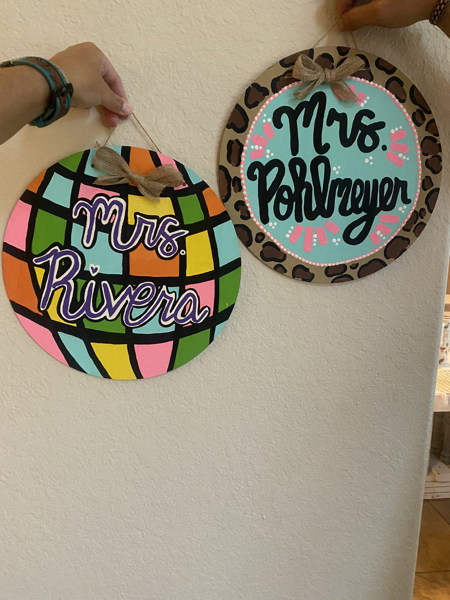 miss_pohlmeyer's tweet image. Back to school room decor signs for some AMAZING teachers! 🤩 #backtoschool #classroomdecor