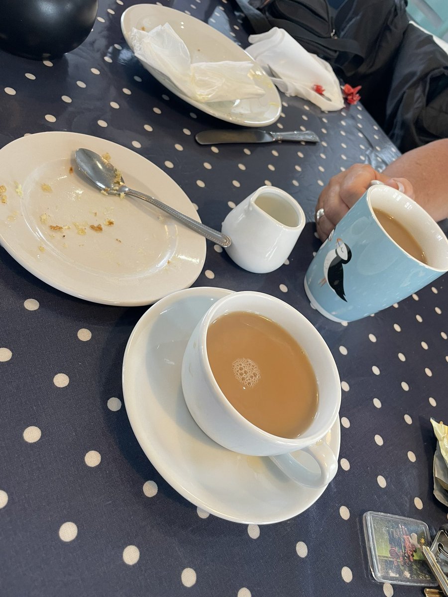 CALLIFRAY's tweet photo. Lovely walk Lovely Cake Lovely chat and gave the family a polish on the way past 💙💕💙 #morecambebay ☀️#stonejetty ☀️ https://t.co/8bK1VzlmtD