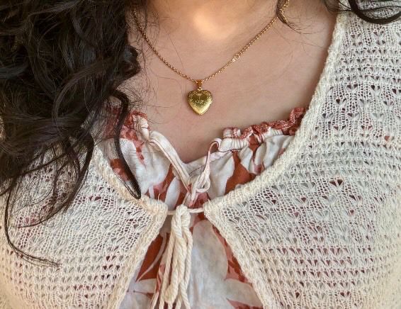 ZUDOco's tweet photo. From heart to heart, the Jaan locket symbolizes everlasting love and cherished memories. 💖🔒 ⁠
⁠
#meaningfuljewelry #jewelrylovers #jewelrygifts #tarnishfreejewelry https://t.co/TueZrpWO0Z