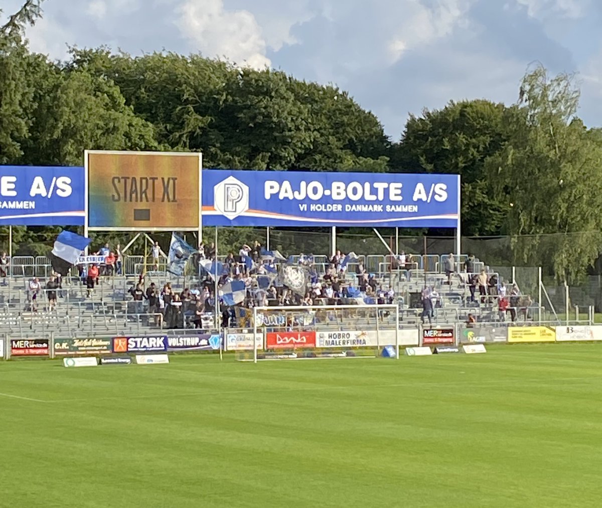 niels1526's tweet photo. Flot fremmøde af Esbjergs fans. Vil sgu gerne have dem tilbage i Superligaen hvis man udelukkende kigger på en klubs fanbase! #1divisiondk https://t.co/WAHAhfJvBH