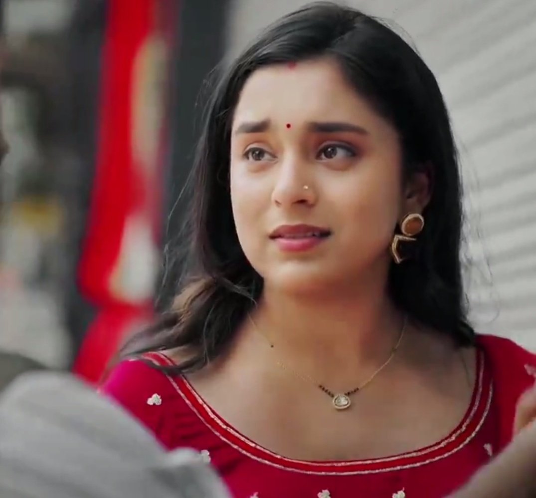 _reginaphalenge's tweet photo. Adiiii.... That's how she used to look at you.. Her eyes used to be filled with love inspite of what u did, the situation.
Now, it's all over. Her eyes carry no emotion for u!!
What have you done man 💔😭
#SumbulTouqeerKhan
#Kavya
#KavyaEkJazbaaEkJunoon
#MishkatVarma https://t.co/ViZAcSwzCM