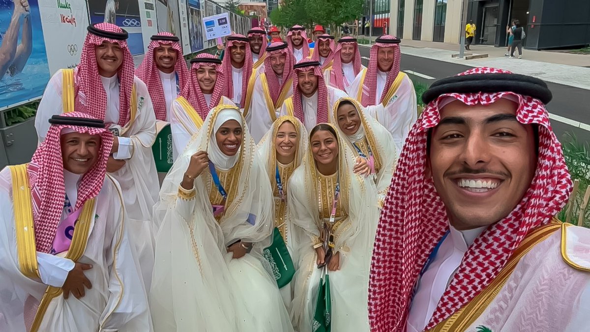 TeamSaudi's tweet photo. سيلفي نجـومنـا قبل الافتتاح 🤳

#حنا_معكم 🇸🇦 | #باريس2024 https://t.co/GDLBWB0rbg