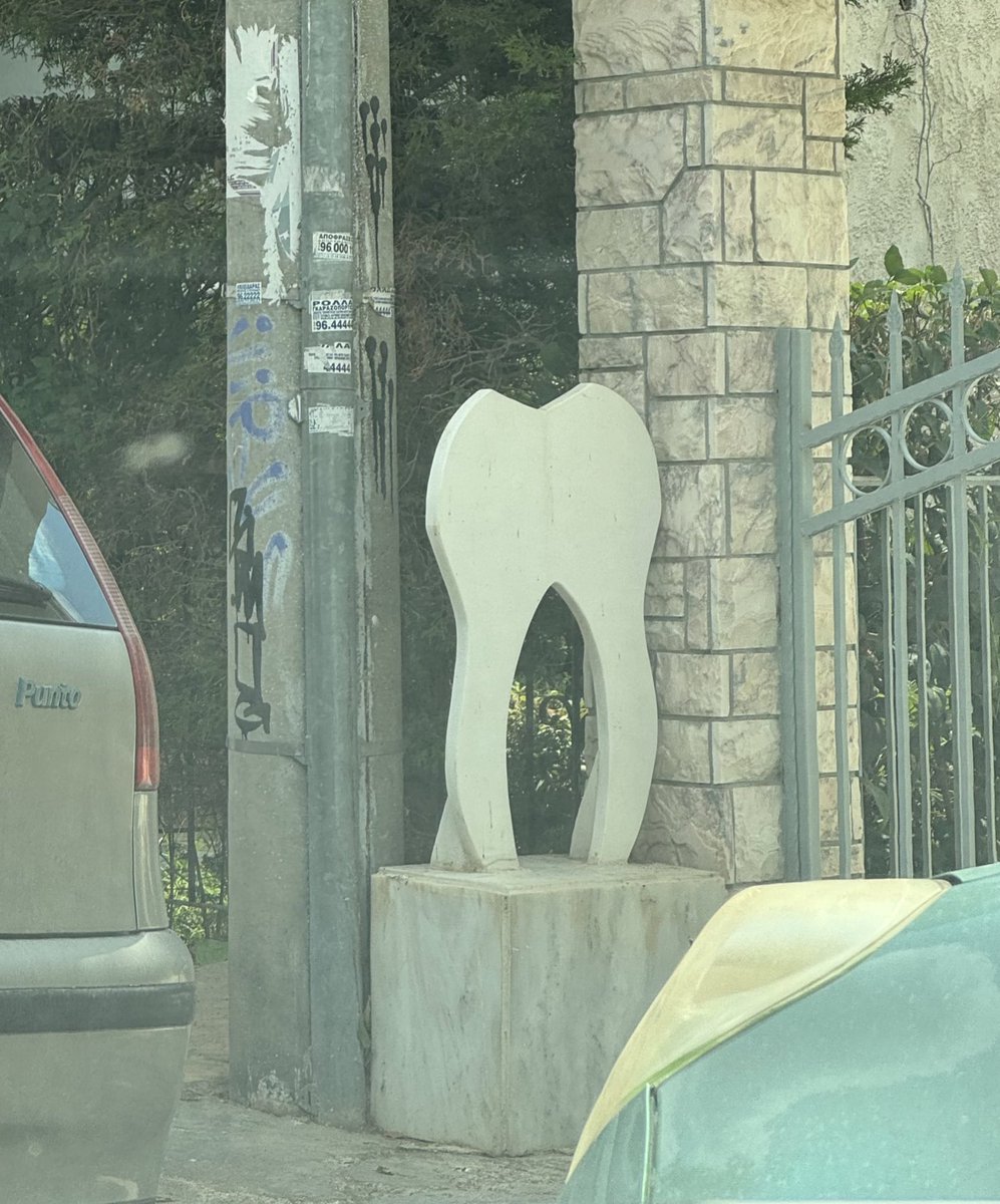 plakasman's tweet photo. Έξω από οδοντιατρείο, τρέμω στην ιδέα να ήταν ιατρείο ανδρολόγου! https://t.co/Do23Zlkbpx