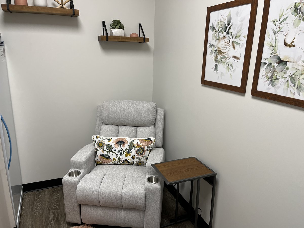UNTHealth_TCOM's tweet photo. Thanks to the creativity and ingenuity of TCOM’s Office of Medical Student Success, @UNTHSC  has a lactation room designed specifically for breastfeeding mothers. The private &amp; secluded room is open to all HSC faculty, staff, &amp; students. Learn more👇
https://t.co/Ufc7qGHQYu https://t.co/GHIGj6cjpy