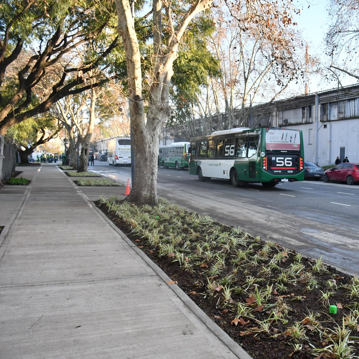jorgemacri's tweet photo. DONDE HABÍA UNA FERIA ILEGAL HOY HAY UN LUGAR PARA LOS VECINOS 

Cuando asumimos la gestión, fuimos muy claros: en la Ciudad necesitamos orden. 

Recuperamos la zona del Paseo Perette, donde funcionó durante 5 años una feria ilegal en la que vendían droga y objetos robados. Hoy hay un lugar seguro e iluminado para los vecinos. 

Primero desmantelamos la feria, después instalamos un destacamento policial y montamos un operativo especial de limpieza, renovamos veredas y mejoramos la iluminación. 

La Ciudad es de todos los vecinos, no de un grupo que se cree con derecho a todo.