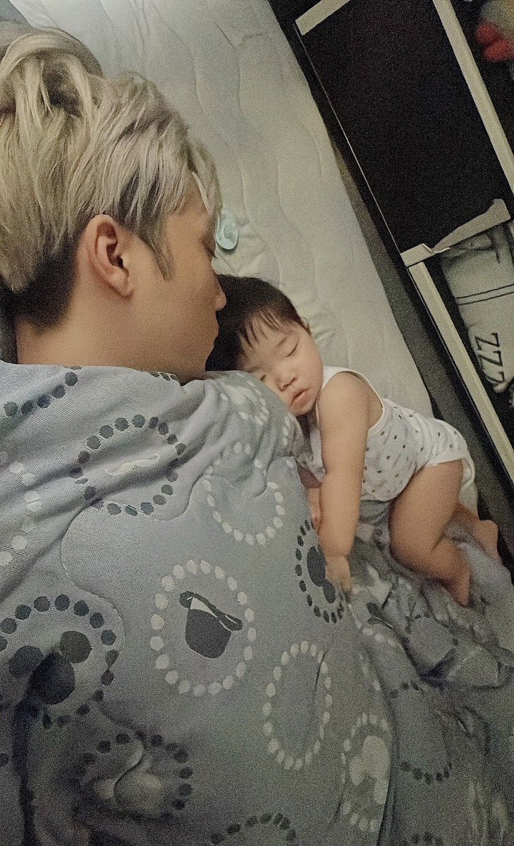 yukitake0804's tweet photo. スーーーパーーー寝相悪い子やから
基本寝て起きたら足元におるねんけど、
珍しく仲良く寝てる親子ですどうも。
寝癖はあんまり気にしないで。照 https://t.co/9BND38P03l