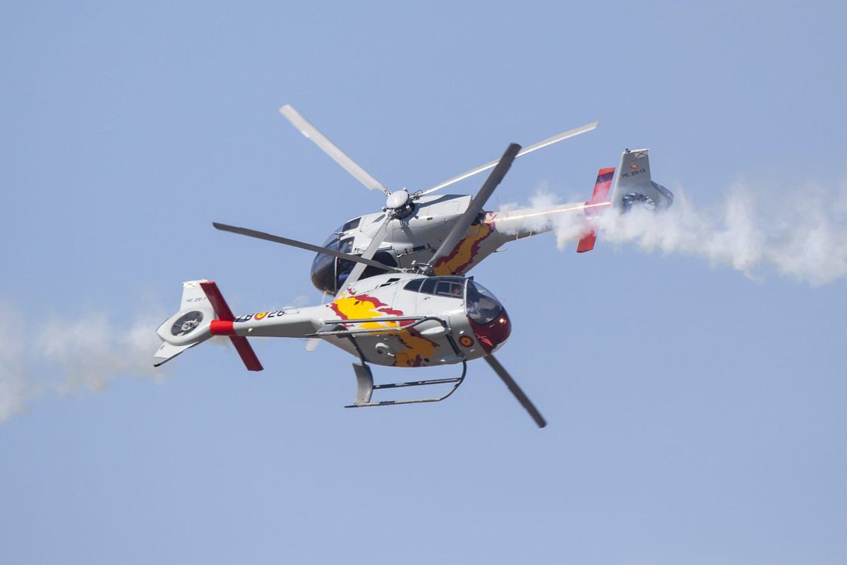 Defensagob's tweet photo. ¡Atentos al cielo de #Gijón! El domingo, 28 de julio, se celebra el 18 Festival Aéreo Internacional en la Bahía de San Lorenzo con la @patrullaguila, la @PatrullaAspa y @PAPEAire del @EjercitoAire así como con los 🚁 SH-60B de @Armada_esp.  ¡Buen vuelo a todos! @GijonAirshow https://t.co/k2quAoRJ6y