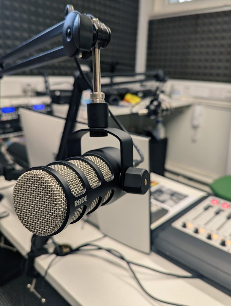 Little studio refresh today.
Never assume all #CommunityRadio volunteers will automatically identify the difference between old "side address" and the new "end address" microphones just installed.
So left a crib sheet in studio for them to totally ignore...
#AdventuresInRadioTech