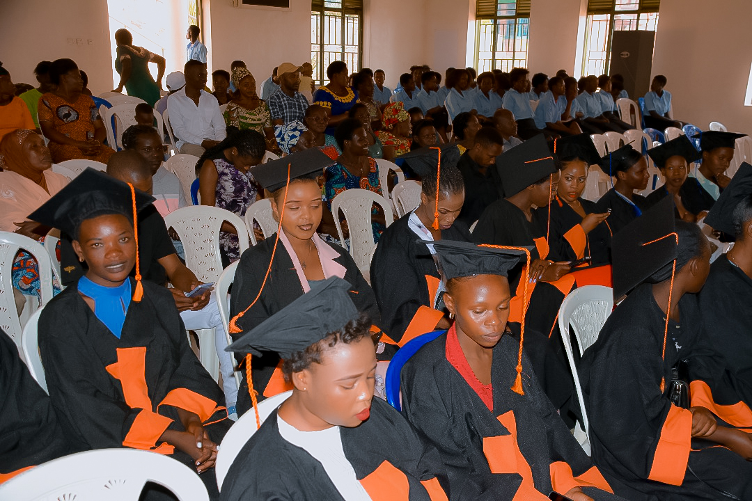 KicukiroDistr's tweet photo. Mu cyigo cya CPAJ “Centre Presbytérien d’Amour des Jeunes”, giherereye muri @kagarama_sector  habereye umuhango wo gutanga impamyabumenyi ku banyeshuri 127 barangije imyuga y’ubudozi , gutunganya imisatsi n’ubwiza, aba ni abize  mu myaka y'amashuri ya 2021-2022 na 2022-2023. https://t.co/jvOvdYMSG3