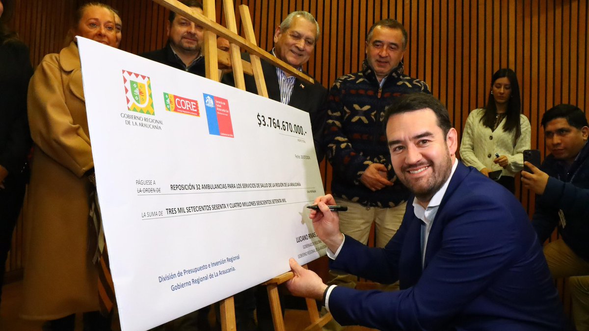 gorearaucania's tweet photo. El gobernador @lucianorivas realizó la firma de un importante mensaje que entregará 32 vehículos de emergencia destinados a entregar una cobertura regional tanto para la provincia de Cautín como para la provincia de Malleco 🚨
¡Sigamos construyendo La Araucanía que soñamos 🚑! https://t.co/awwVQ8xAvP