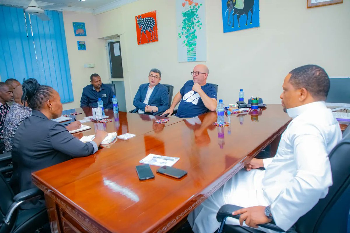 Wizara ya Habari, Utamaduni, Sanaa na Michezo. (@wizarasanaa) on Twitter photo Naibu Waziri <a href="/MwanaFA/">Falsafa Baba!</a> amefanya mazungumzo na Bw. Thomas Raymond Mwanzilishi na Mkurugenzi Mtendaji wa Klabu ya Skateboarding ya Montpellier na Makamu wa Rais wa Shirikisho la Dunia la Skateboarding.
Skatebording ni Mchezo unaotumia ubao wa matairi kuteleza na kuruka juu. Naibu Waziri <a href="/MwanaFA/">Falsafa Baba!</a> amefanya mazungumzo na Bw. Thomas Raymond Mwanzilishi na Mkurugenzi Mtendaji wa Klabu ya Skateboarding ya Montpellier na Makamu wa Rais wa Shirikisho la Dunia la Skateboarding.
Skatebording ni Mchezo unaotumia ubao wa matairi kuteleza na kuruka juu.