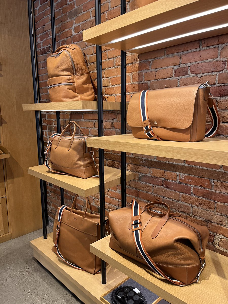 MYLEMARKERS's tweet photo. @Shinola Your store in Ann Arbor gives us all the vibes. #MakeYourLifeEntertaining and visit Ann Arbor, MI. #DownloadMYLE https://t.co/gdDsTKhMYL #PureMichigan #TGIF #weekendvibes https://t.co/TfNJQyUEEZ