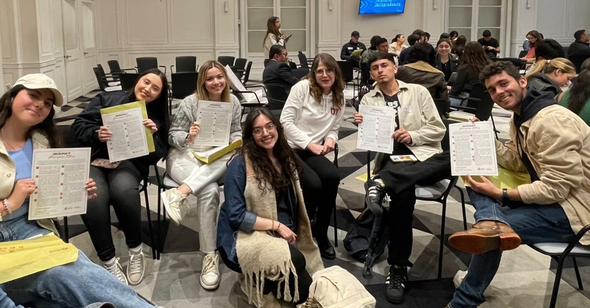 Firmando el decálogo de principios éticos de los y las abogadas rosaristas en la inducción de <a href="/Juris_urosario/">Facultad de Jurisprudencia - URosario</a>: ¡LA MEJOR ACTIVIDAD DEL SEMESTRE! #SoyProfeJurisUR